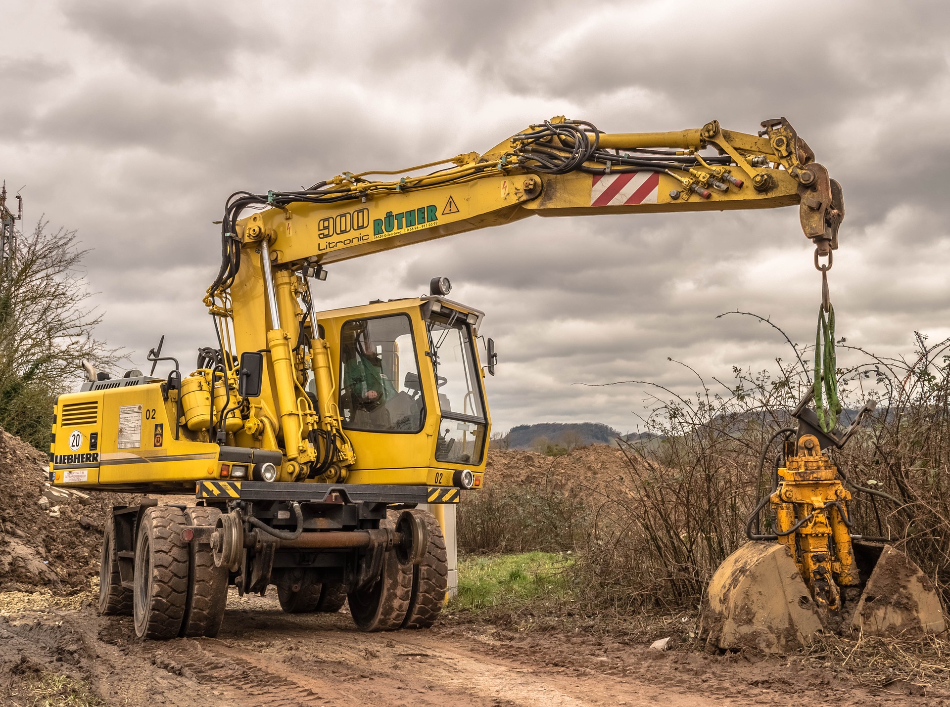 excavators-1212472_1920